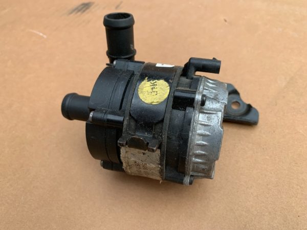 Pompa apa VW Golf 7 04L965567 04L 965 567 - Dezmembrari Auto