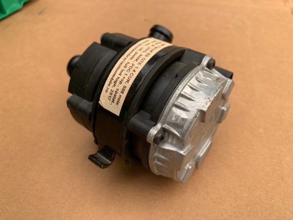 Pompa apa VW Passat B8 04L965567 04L 965 567 - Dezmembrari Auto