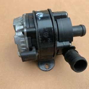 Pompa apa VW Passat B8 04L965567 04L 965 567 - Dezmembrari Auto