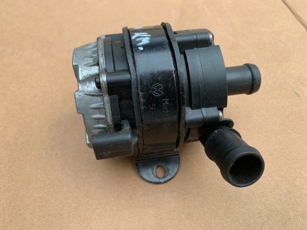 Pompa apa VW Passat B8 04L965567 04L 965 567 - Dezmembrari Auto