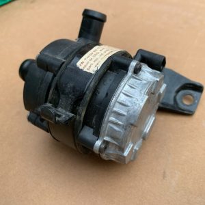 Pompa apa VW Passat B8 04L965567 04L 965 567 - Dezmembrari Auto