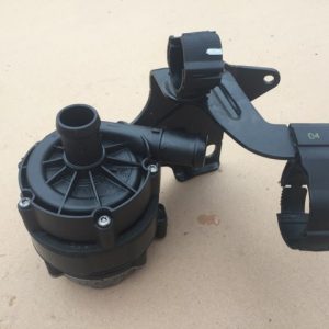 Pompa auxiliara / recirculare apa VW Golf 7 2.0 tdi 04L965567A 04L 965 567 A - Dezmembrari Auto
