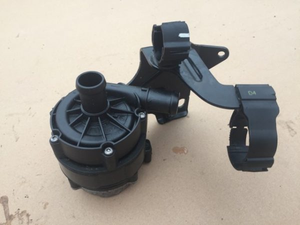 Pompa auxiliara / recirculare apa VW Golf 7 2.0 tdi 04L965567A 04L 965 567 A - Dezmembrari Auto