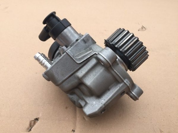 Pompa inalte VW Golf 7 2.0 tdi 04L130755D 04L 130 755 D - Dezmembrari Auto