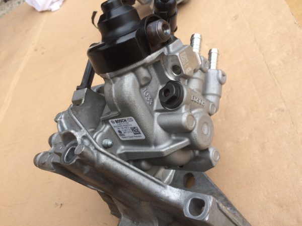 Pompa injectie Audi A4 B8 2015 2.0 tdi CSU 04L130755D 04L 130 755 D - Dezmembrari Auto