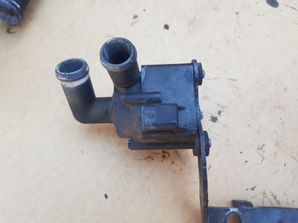 Pompa recirculare apa Audi A3 8P 5N0965561L 5N0 965 561 L - Dezmembrari Auto
