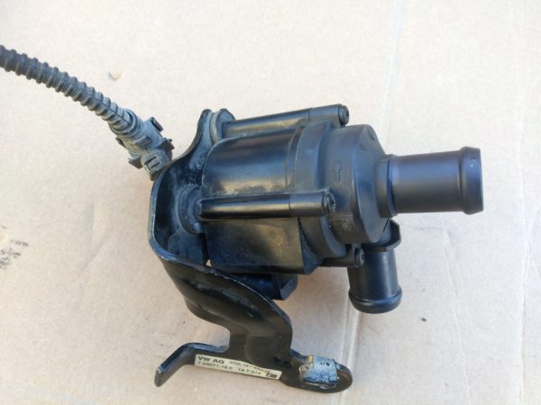 Pompa recirculare apa Audi A3 8V 2.0 tdi DEJ 5Q0121599Q 5Q0 121 599 Q - Dezmembrari Auto