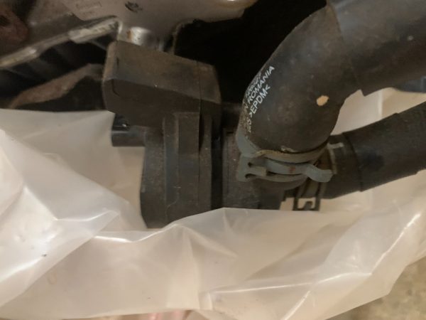 Pompa recirculare apa VW Golf 7 1.6 tdi 5Q0965567 5Q0 965 567 la 0 km - Dezmembrari Auto