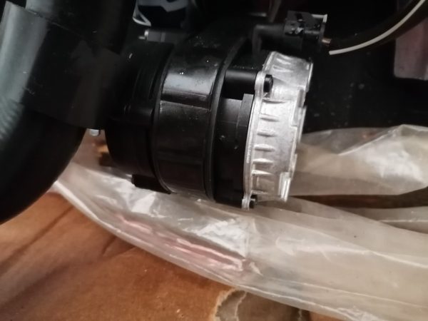 Pompa recirculare apa VW Passat B8 2.0 tdi 04L965567A 04L 965 567 A - Dezmembrari Auto