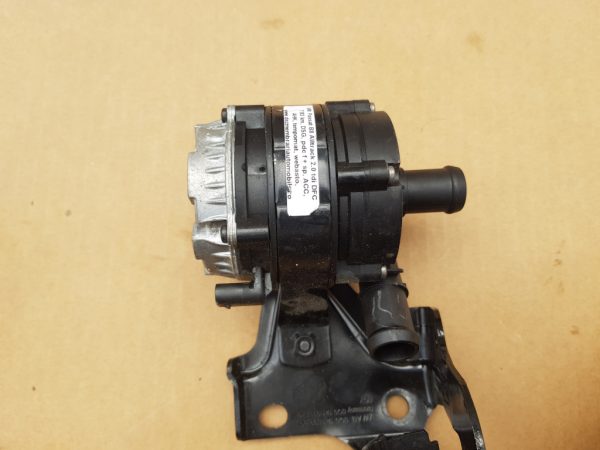 Pompa recirculare apa VW Passat B8 2.0 tdi 04L965567A 04L 965 567 A - Dezmembrari Auto