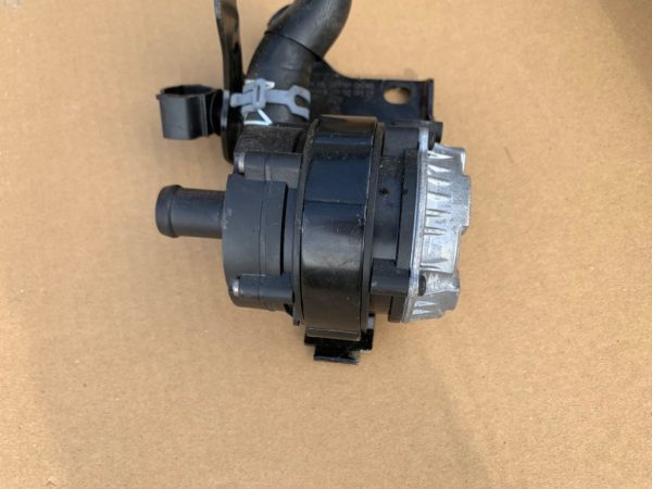 Pompa recirculare apa VW Passat B8 2.0 tdi 04L965567A 04L 965 567 A la 0 km - Dezmembrari Auto