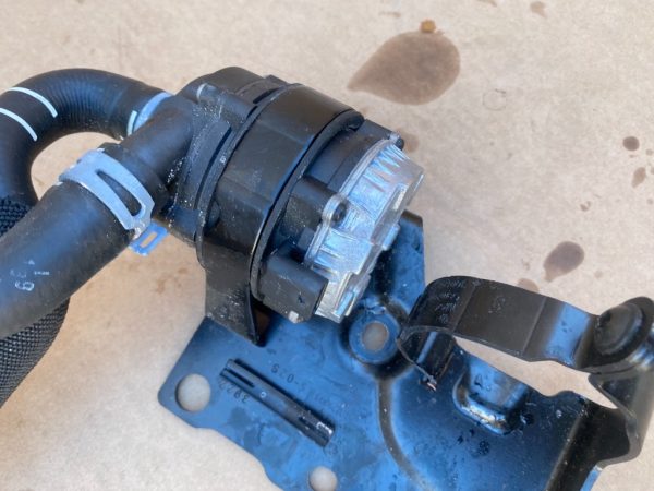 Pompa recirculare apa VW Passat B8 2023 2.0 tdi 04L965567A 04L 965 567 A la 0 km - Dezmembrari Auto