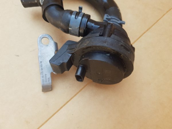 Pompa recirculare apa VW Passat B8 5Q0965567J 5Q0 965 567 J - Dezmembrari Auto