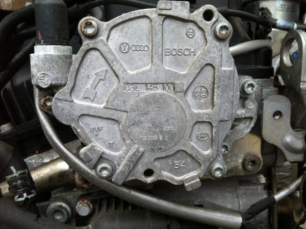 Pompa vacuum VAG 2.0 tdi  03L145100F  03L 145 100 F - Dezmembrari Auto