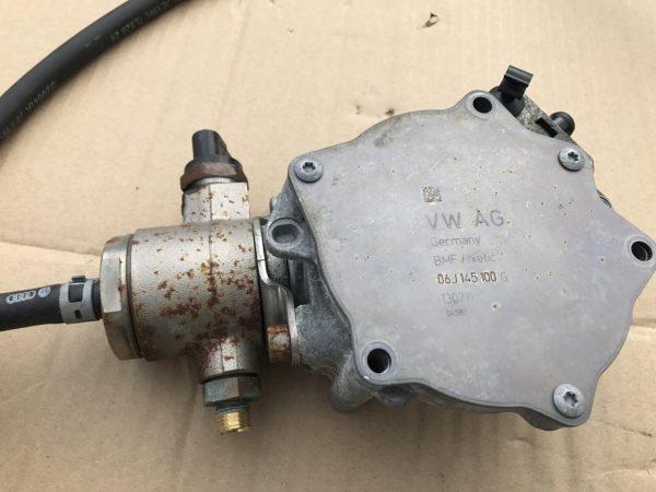Pompa vacuum VW Passat CC 2.0 tfsi 06J145100G 06J 145 100 G - Dezmembrari Auto