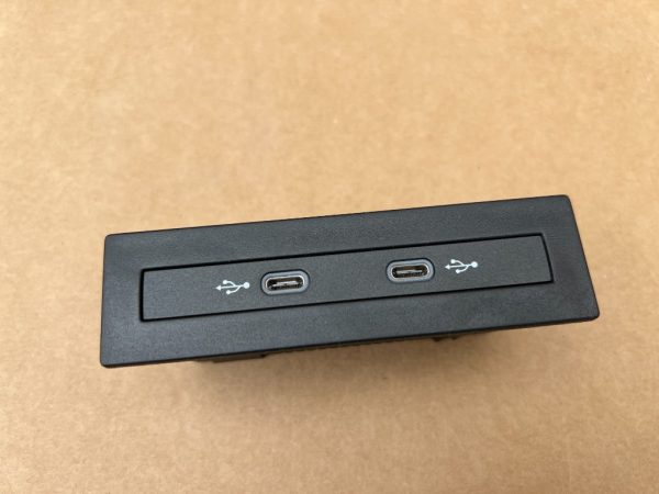 Port usb tip C dublu VW Passat B8.5 din 2023 la 0 km 5NA035700 5NA 035 700 - Dezmembrari Auto