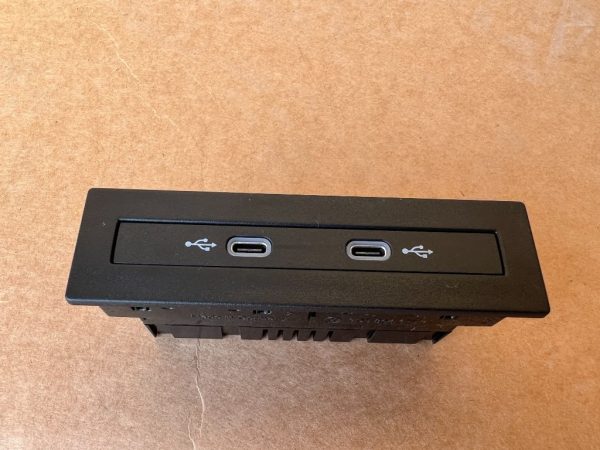 Port usb type c dublu VW Arteon facelift 2021 5NA035736 5NA 035 736 la 0 km - Dezmembrari Auto