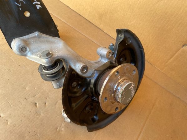 Portfuzeta cu rulment stanga spate VW Touran 2017 5QA505433B 5QA 505 433 B 5QA505433D 5QA 505 433 D - Dezmembrari Auto