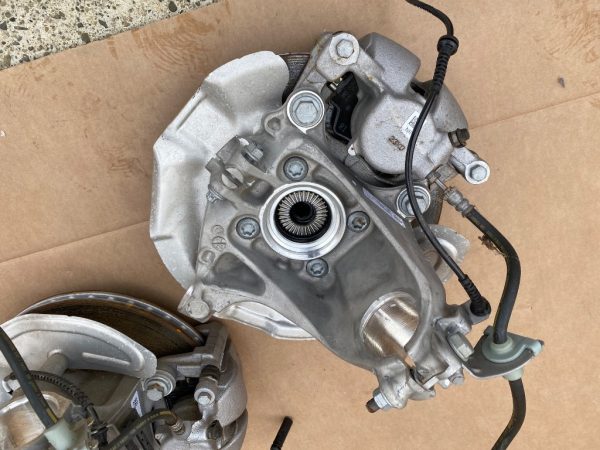 Portfuzeta dreapta fata cu rulment BMW X1 F48 6876646 31216876646 la 0 km - Dezmembrari Auto