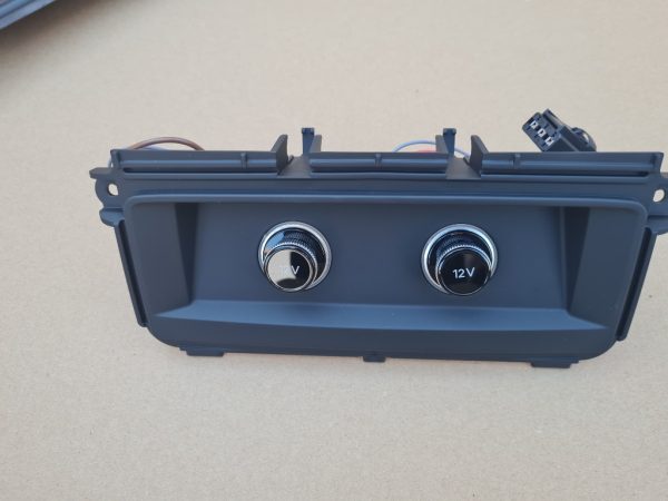 Prize 12V cotiera spate cu ornament Audi Q8 2019 4M0863440 4M0 863 440 - Dezmembrari Auto