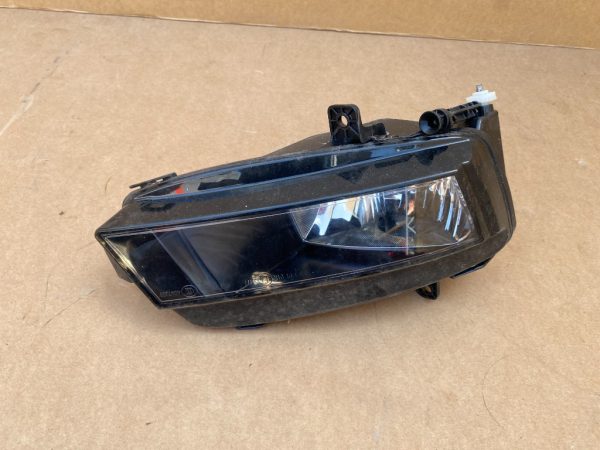 Proiector ceata dreapta VW Golf 7 2016 5G0941662 5G0 941 662 la 0 km 5G0941662G 5G0 941 662 G - Dezmembrari Auto
