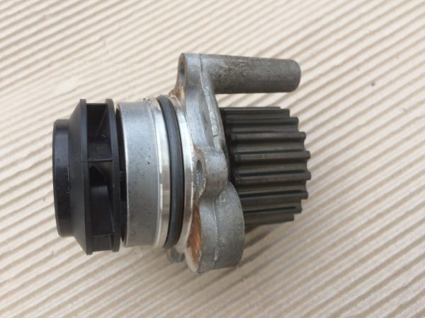 Pompa apa Audi Q5 038121019E 038 121 019 E - Dezmembrari Auto