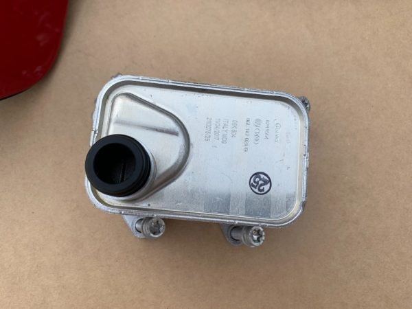 Radiator ulei termoflot Audi Q8 2019 06L117021G 06L 117 021 G la 0 km - Dezmembrari Auto