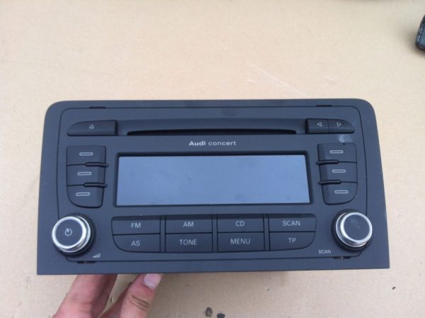 Radio CD Concert Audi A3 cod 8P0035186AB - Dezmembrari Auto