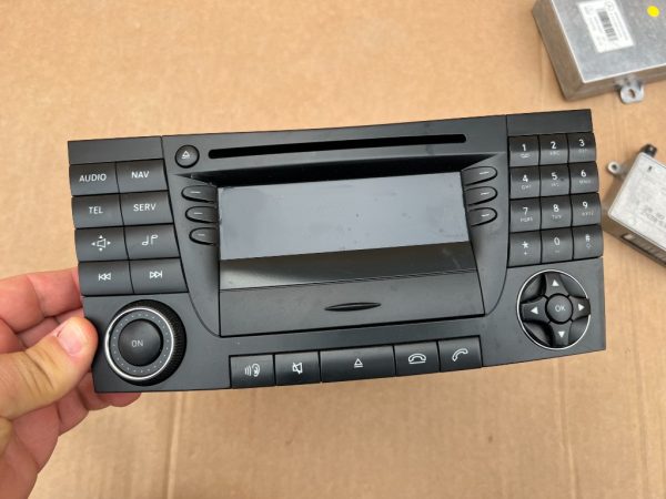 Radio CD navigatie Mercedes E class W211 A21182010790 A211820107901 - Dezmembrari Auto