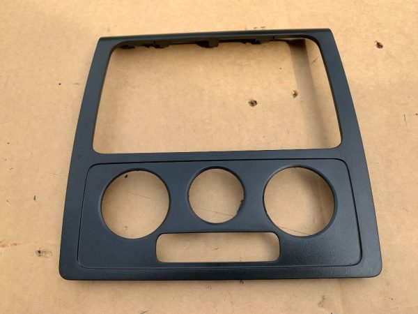 Rama panou ac / radio cd VW Caddy 2005 2006 2007 2008 2009 2K0858061 2K0 858 061 - Dezmembrari Auto