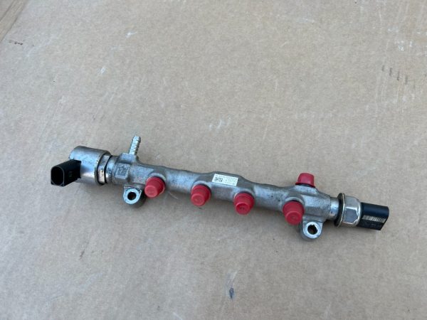 Rampa injectie VW Passat B8 1.6 tdi DCX 04L089G 04L 089 G - Dezmembrari Auto