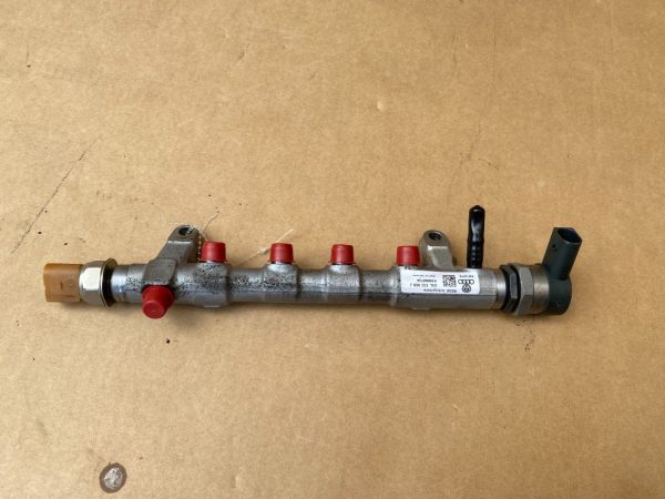Rampa injectoare cu senzori VW Passat B7 2.0 tdi 03L130089J 057130764AB 03L906051 - Dezmembrari Auto