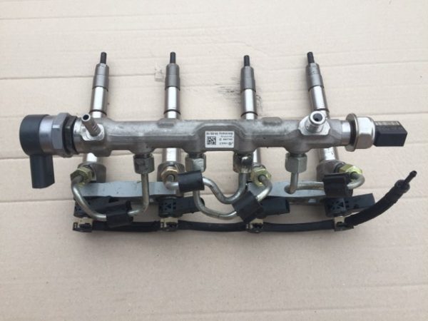 Rampa injectoare VW Golf 7 2.0 tdi 04L089D 04L 089 D - Dezmembrari Auto