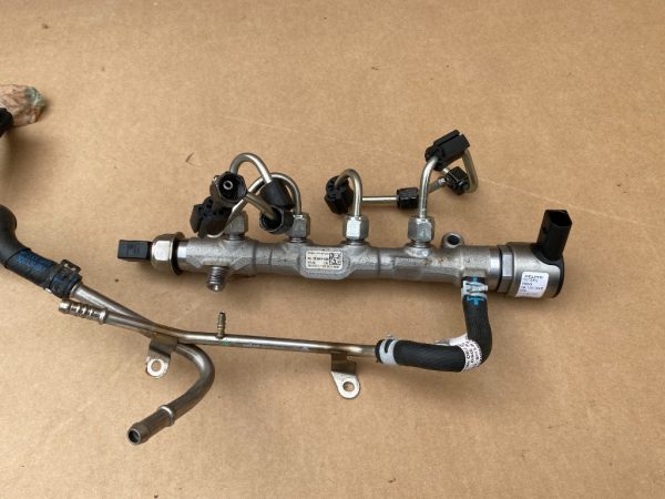 Rampa injectoare VW Golf 7 2016 1.6 tdi 04L130089F 04L 130 089 F 04L130764B 04L 130 764 B la 0 km - Dezmembrari Auto