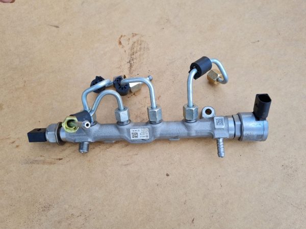 Rampa injectoare VW Jetta 2017 2.0 tdi 04L089G 04L 089 G la 0 km - Dezmembrari Auto