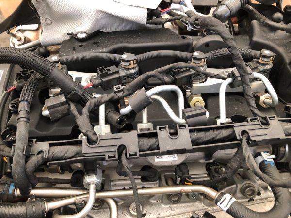 Rampa injectoare VW Jetta 2017 2.0 tdi 04L089G 04L 089 G - completa la 0 km - Dezmembrari Auto