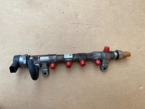 Rampa injectoare VW Passat B7 2.0 tdi 03L130089J 057130764AB 03l906051 - Dezmembrari Auto