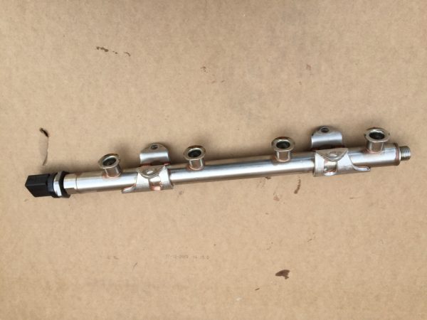 Rampa injectoare VW Passat B8 1.4 tsi 04E133320D 04E 133 320 D - Dezmembrari Auto