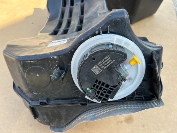 Rezervor adblue adblue- VW Touareg CR 3.0 tdi din 2018 4M0131969N 4M0 131 969 N 4M0131878CF 4M0 131 878 CF - Dezmembrari Auto