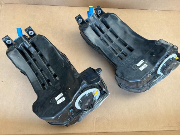 Rezervor adblue adblue- VW Touareg CR 3.0 tdi din 2018 4M0131969N 4M0 131 969 N 4M0131878CF 4M0 131 878 CF - Dezmembrari Auto