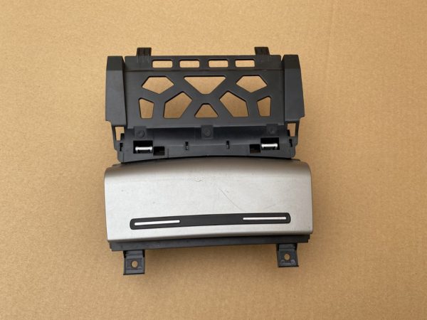 Scrumiera Audi A3 8P din 2009 - 2004 2005 2006 2007 2008 2010 2011 - Dezmembrari Auto