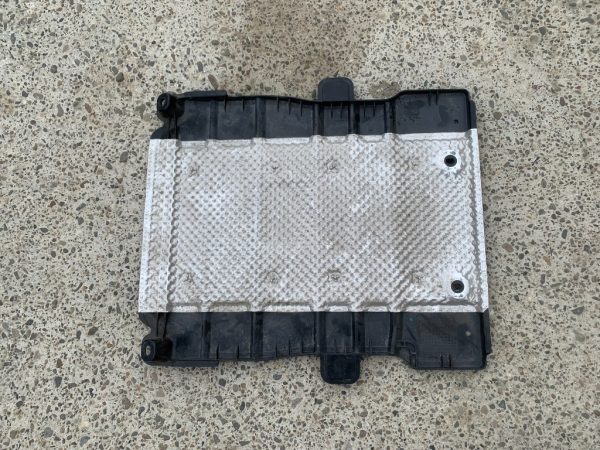Scut VW Passat B8 5Q0825229C 5Q0 825 229 C - Dezmembrari Auto
