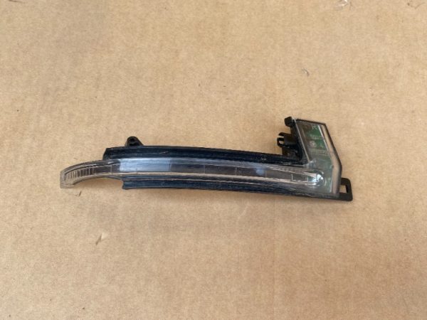 Semnalizare oglinda dreapta Audi A6 C6 8K0949102A 8K0 949 102 A - Dezmembrari Auto