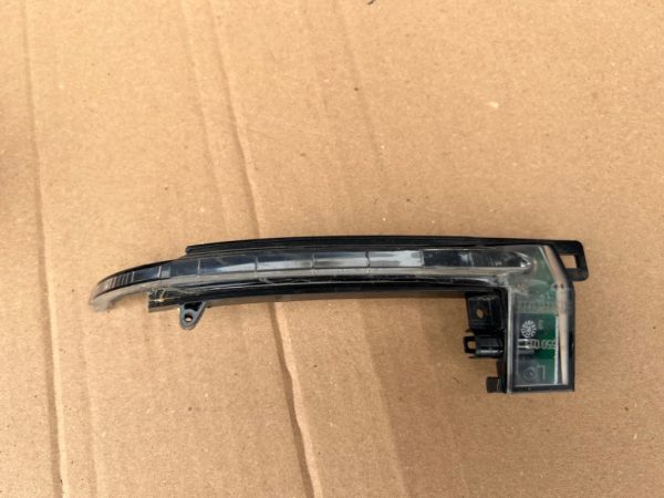Semnalizare oglinda stanga Audi A6 4F C6 facelift din 2010 8K0949101A 8K0 949 101 A 8K0949101E 8K0 949 101 E - Dezmembrari Auto