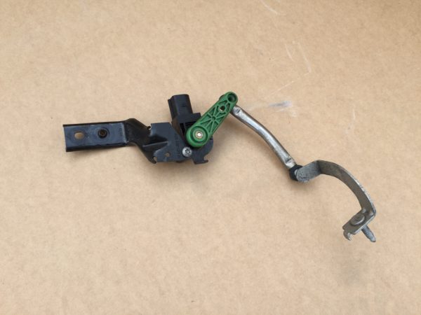 Senzor nivel xenon stanga VW Passat B8 3Q0412521A 3Q0 412 521 A - Dezmembrari Auto