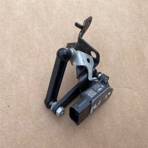 Senzor nivel xenon suspensie BMW X1 F48 2018 6870200 37146870200 la 0 km - Dezmembrari Auto