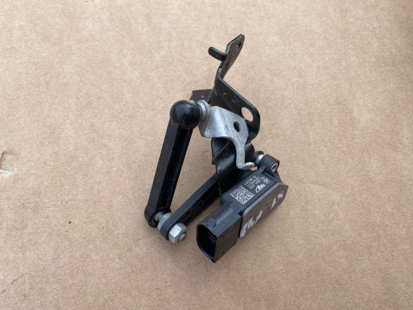 Senzor nivel xenon suspensie BMW X1 F48 2018 6870200 37146870200 la 0 km - Dezmembrari Auto
