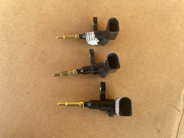 Senzor temperatura lichid racire VW Golf 7 Passat B8 Arteon Tiguan Touran 04E919501B 04E 919 501 B la 0 km - Dezmembrari Auto