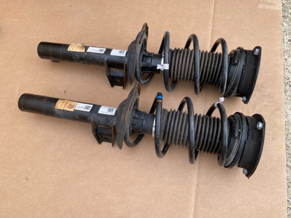 Set amortizoare cu arcuri si flanse VW Golf 7 2016 5Q0412014MG 5Q0 412 014 MG la 0 km - Dezmembrari Auto