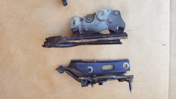 Set balamale capota Audi A3 8V 8V0823301D 8V0823302D - Dezmembrari Auto